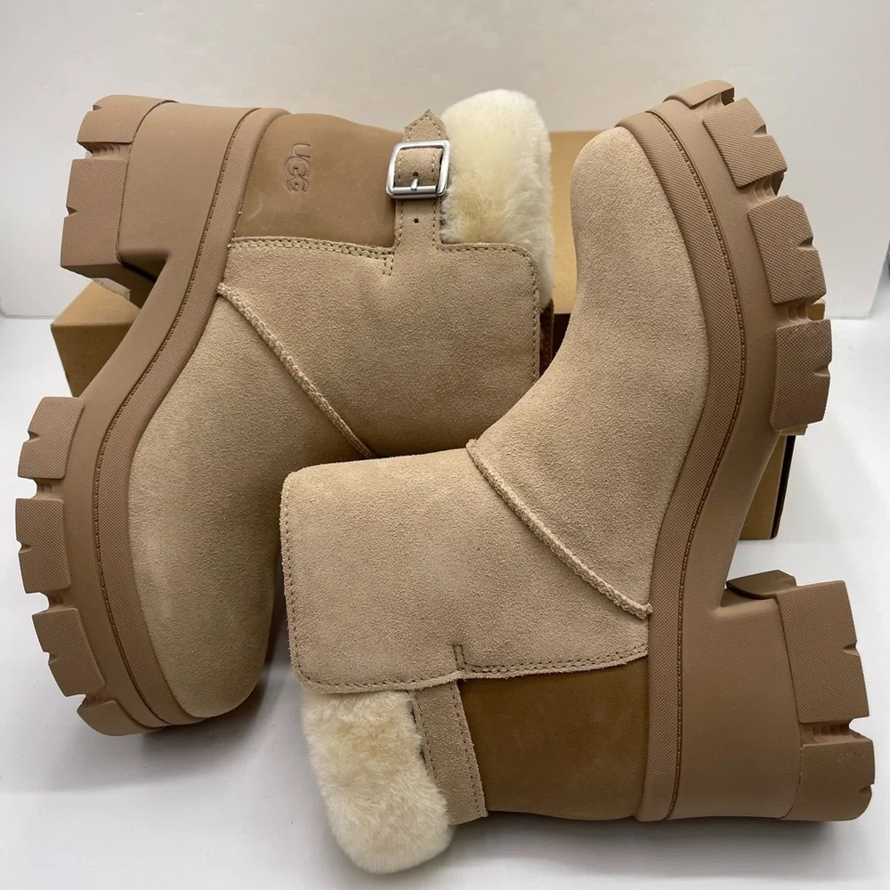 UGG Women's W BROOKLYN BUCKLE PLATFORM HIGH HEELS BOOTS SAND Tan Ankle Boots